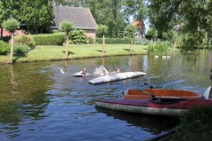 klein vaarwater grenzend aan de tuin